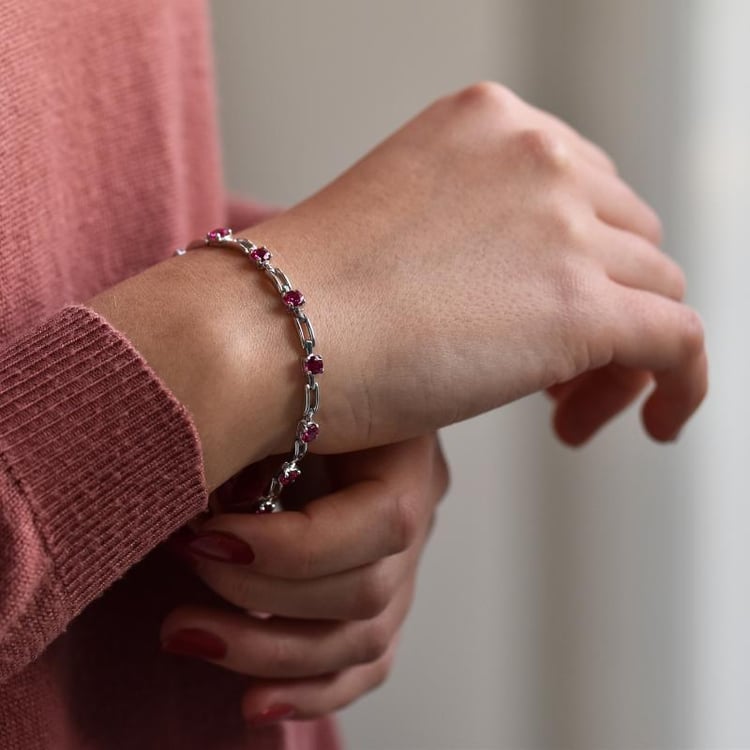 Stříbrný náramek s rubíny 14599