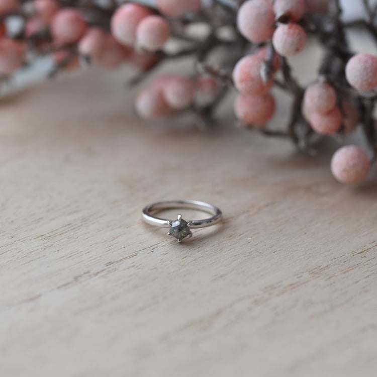 Zásnubní prsten s hexagon diamantem 52795