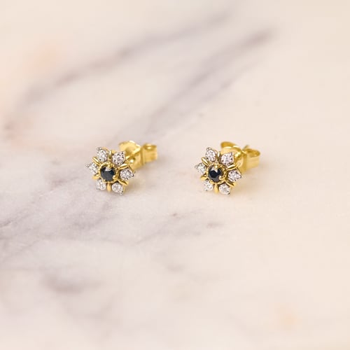 Elegantní náušnice ve tvaru květu se safíry a přírodními diamanty Ismat