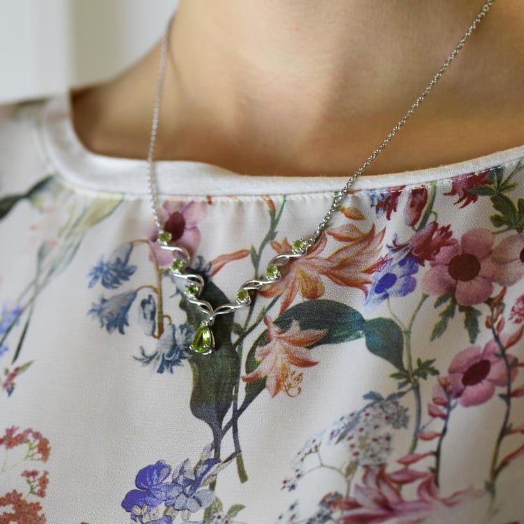 Stříbrný náhrdelník zdobený olivíny 14698