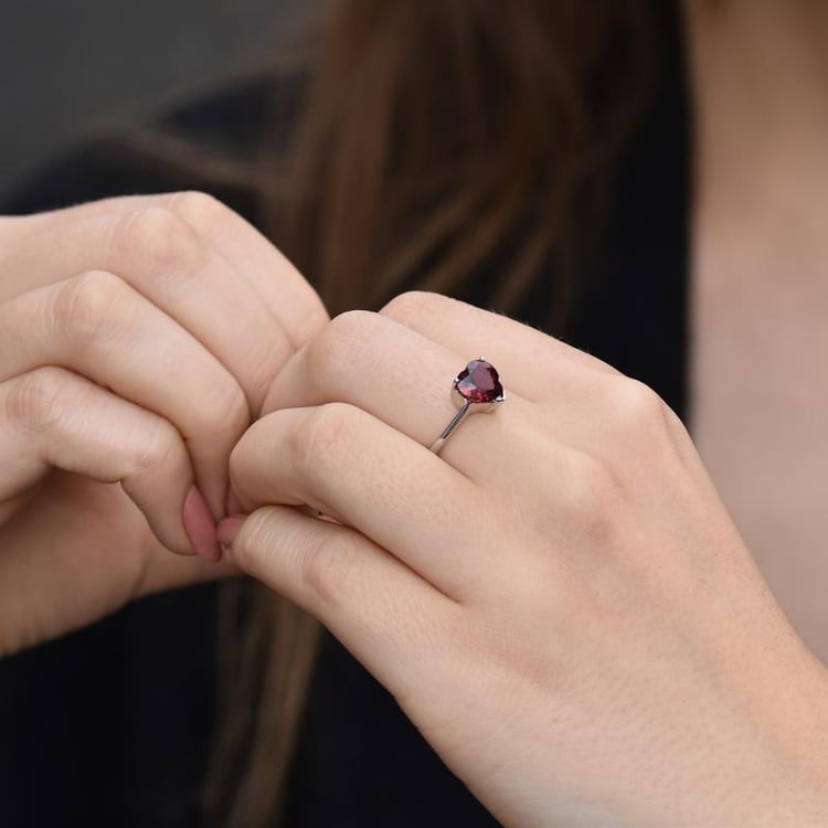 Stříbrný prsten s granátem 12117