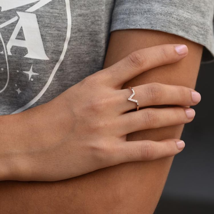 Vykrojený snubní prsten ze zlata s diamanty 47631