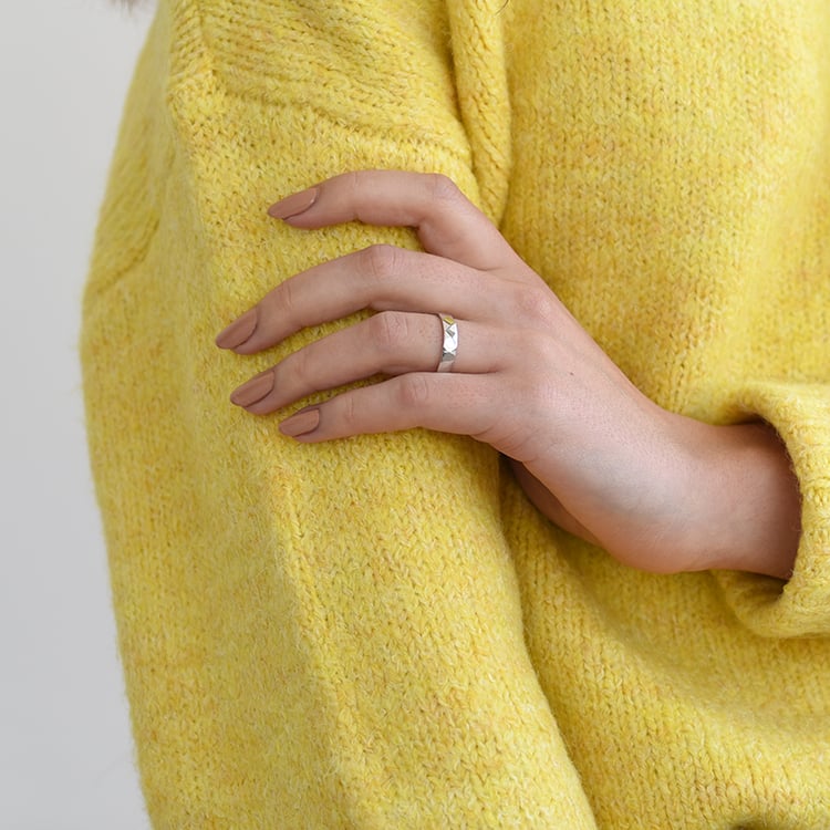 Zlatý snubní prsten 61876