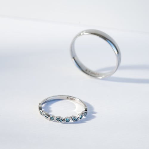 Něžný eternity prsten ze zlata s modrými diamanty Talita