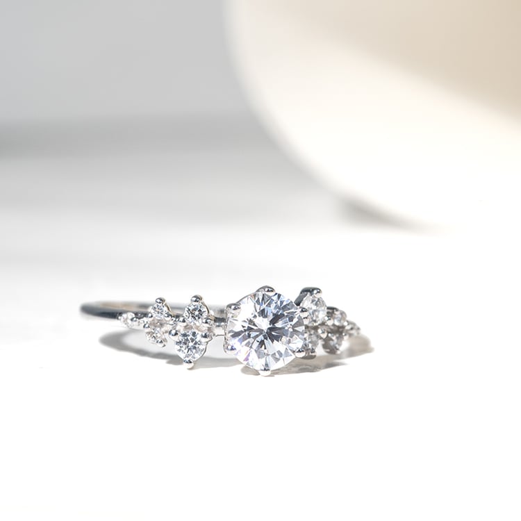 Prsten s moissanitem a lab-grown diamanty Olha 157097