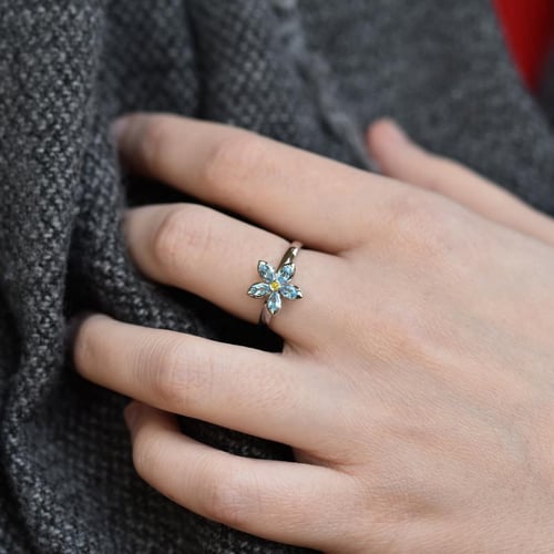 Zásnubní prsten s pomněnkou z topazů a diamantu Zusia
