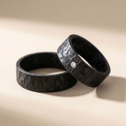 Ploché karbonové snubní prsteny s diamantem Jae