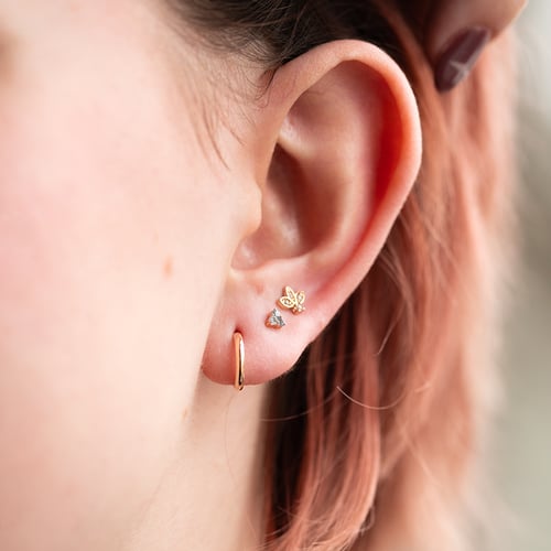 Zlatá piercing náušnice s bílými topazy Amina
