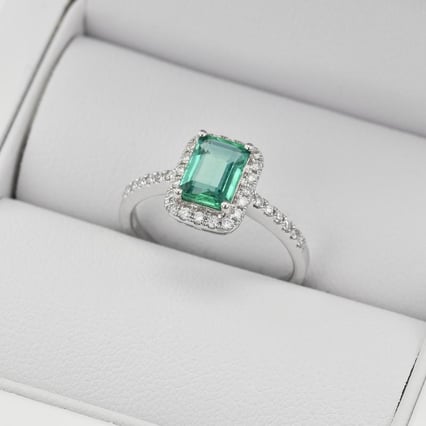 Smaragd ve zlatém prstenu s diamanty Cheniah