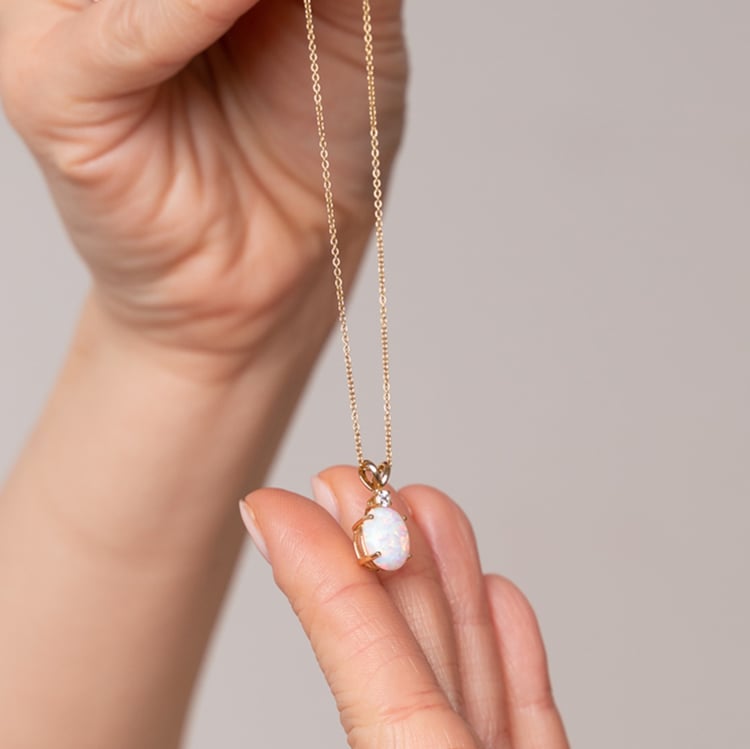 Zlatý přívěsek s bílým oválným opálem a diamantem Rafiah 118297