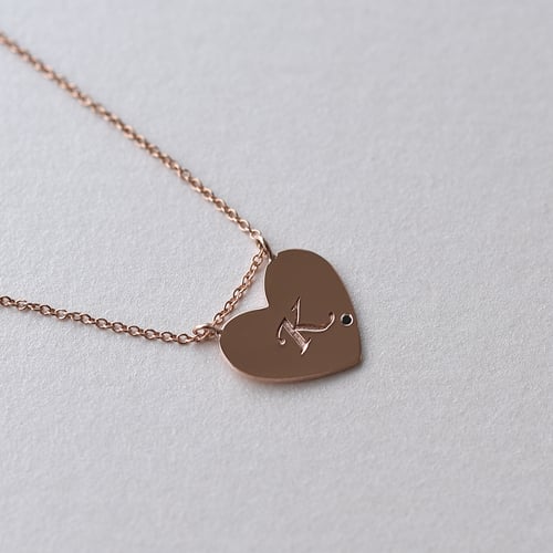 Zlaté srdce s gravírem písmena a černým diamantem Issy