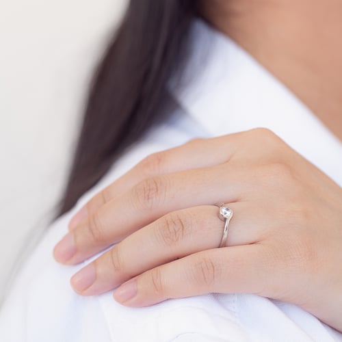 Zásnubní prsten s diamantem Girija