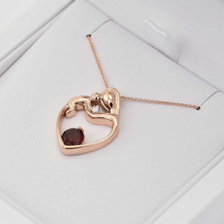 Stříbrný přívěsek matka a dítě s rhodolit granátem a diamantem Ella 108848