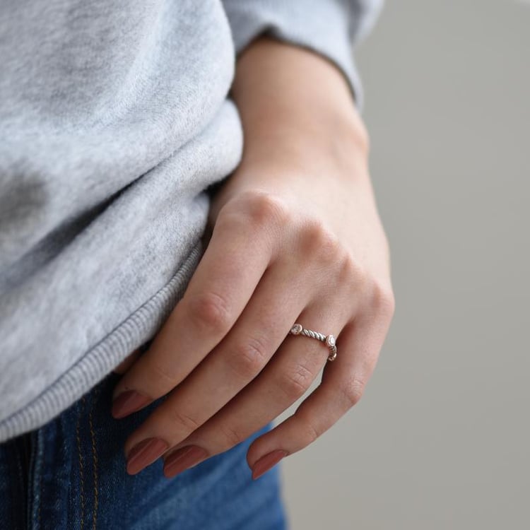 Stříbrný prsten se třemi zirkony 51806