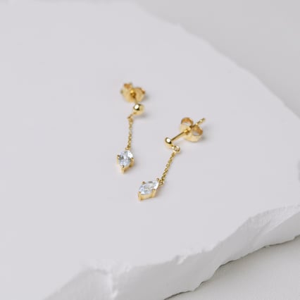 Zlaté visací náušnice s bílým topazem Maritza