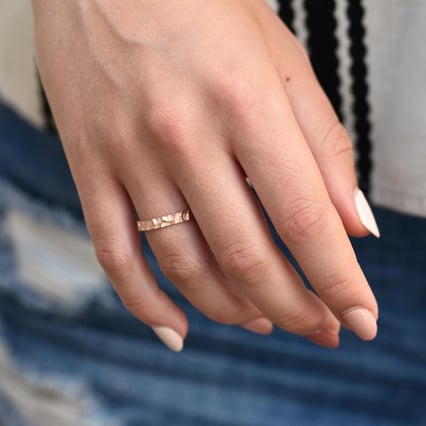 Snubní prsteny ze zlata s reliéfem Elias