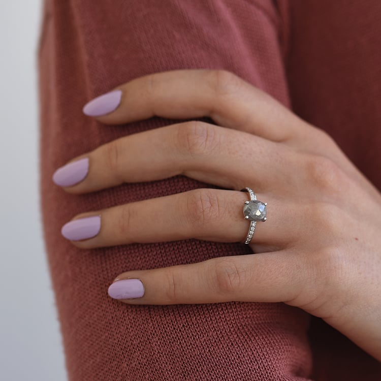 Zlatý prsten s oválným salt'n'pepper diamantem 62370