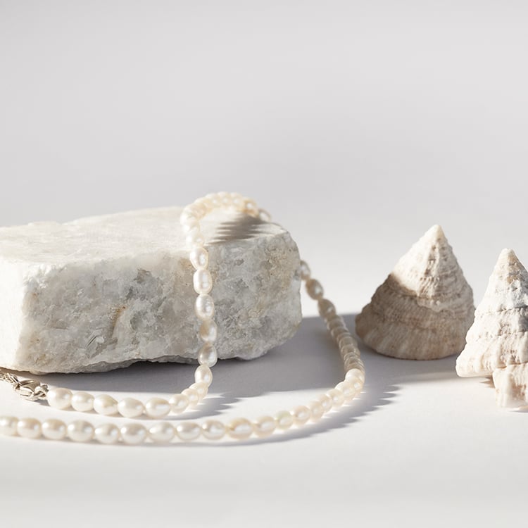 Stříbrný náhrdelník s bílými perlami Babbles 112022