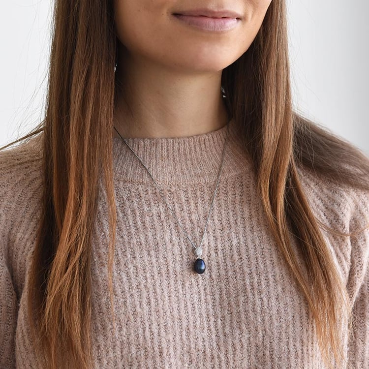 Přívěsek ze stříbra s černou perlou 78113