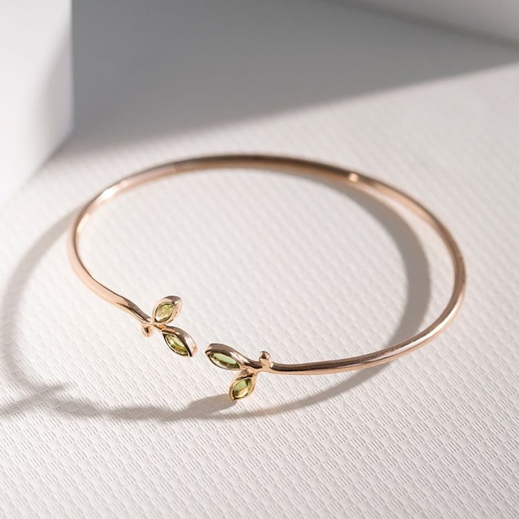 Zlatý minimalistický náramek s olivínovými listy Hulme 110944