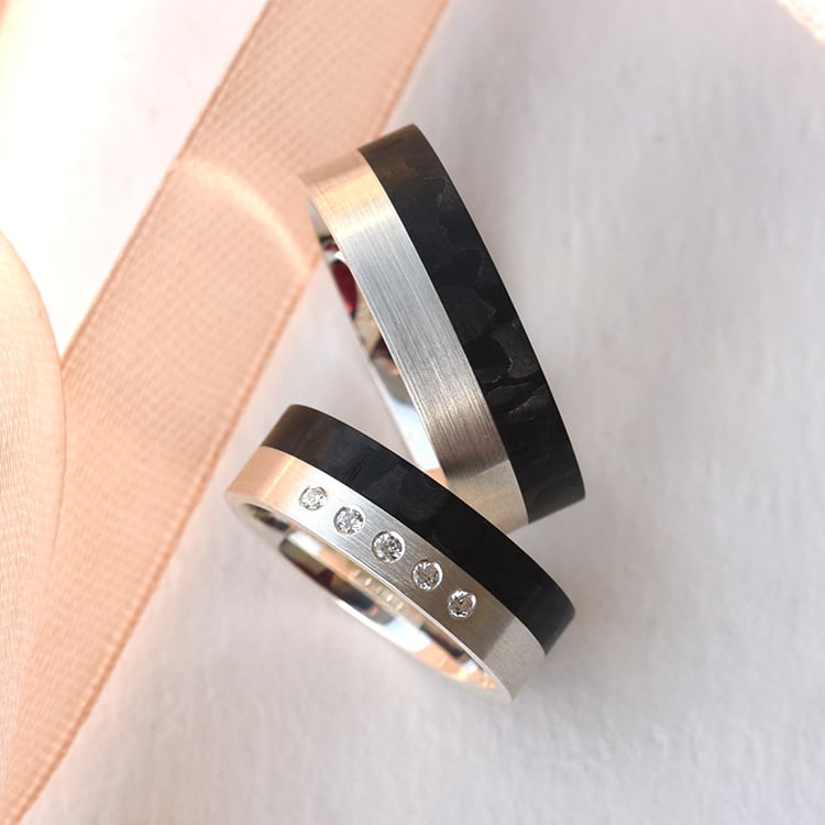 Karbonové snubní prsteny ze zlata s diamanty 77689