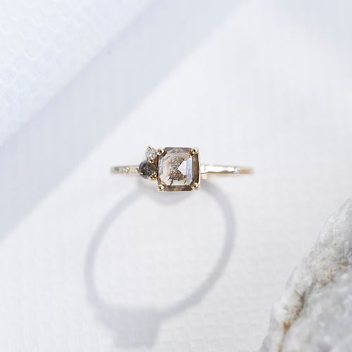 Prsten se salt and pepper diamantem a lab-grown diamanty Kenya