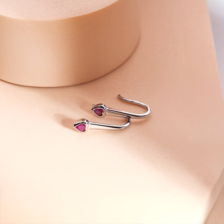 Visací náušnice s rubínovými srdíčky Levy 151231