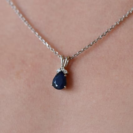 Zlatý přívěsek se safírovou slzou a diamanty Janith