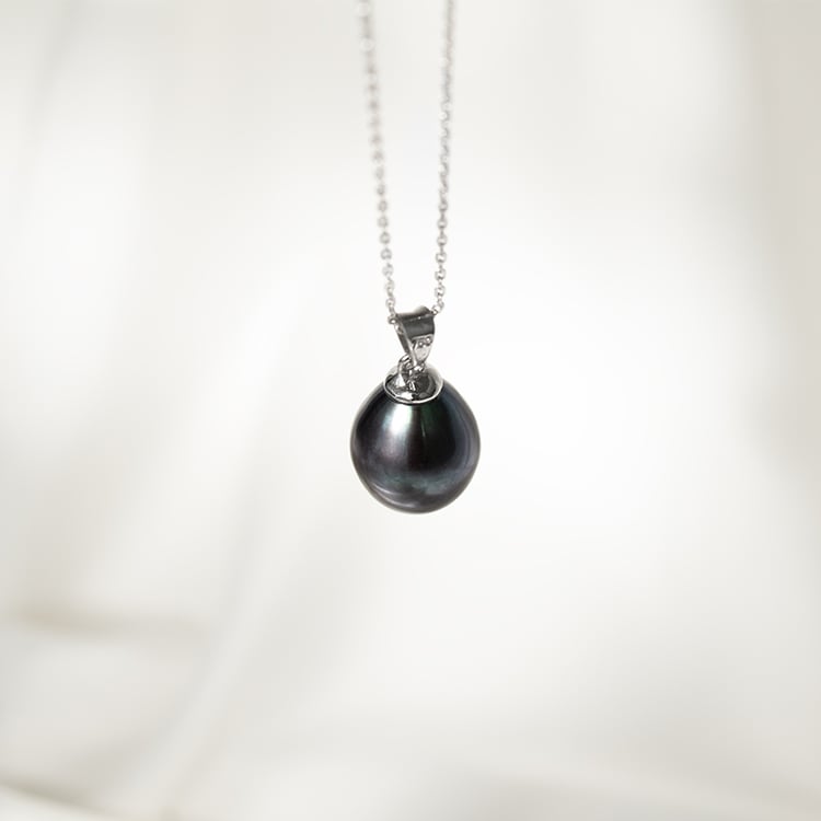 Zlatý přívěsek s černou perlou Wamox 129764