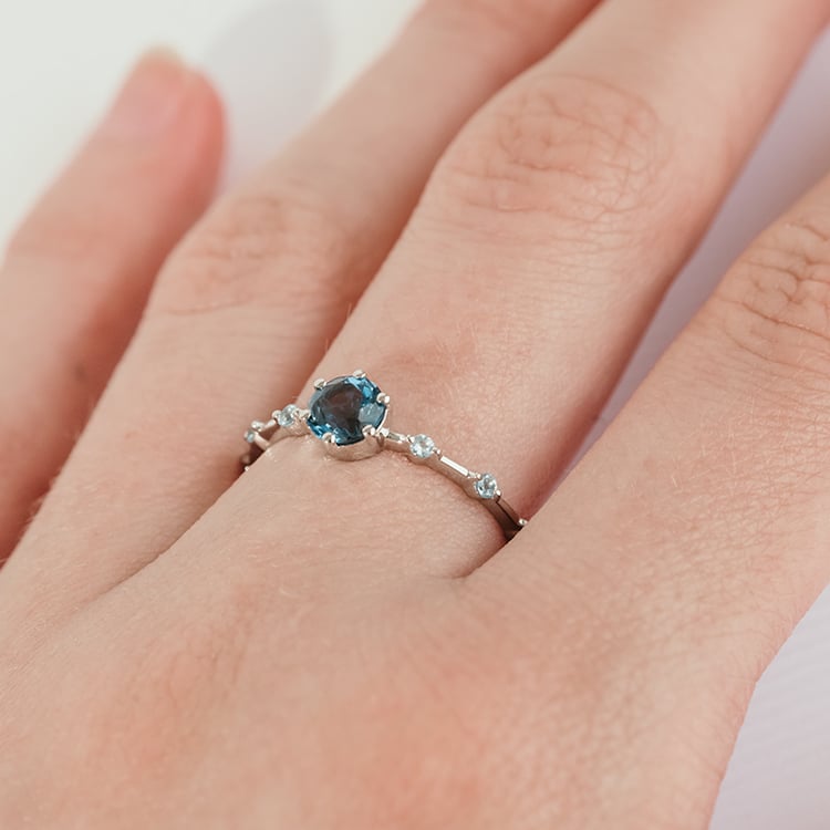Prsten s londýnským topazem a postranními švýcarskými topazy Imelda 120776