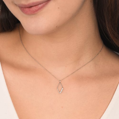 Zlatý přívěsek s diamantem Flora