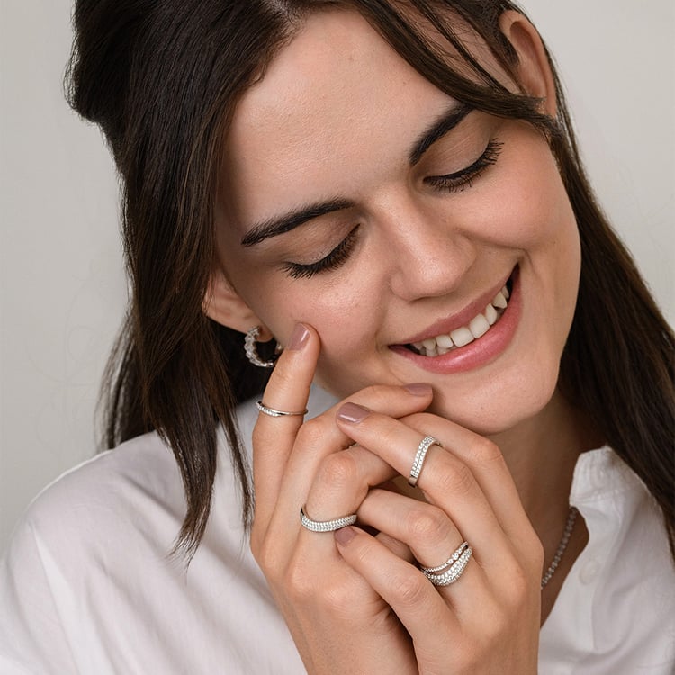 Atypicky zvlněný stříbrný prsten s diamanty Vide 160707