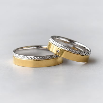 Dvoubarevné zdobené zlaté snubní prsteny s diamantem Beau