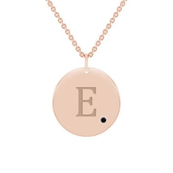 Zlatý přívěsek s černým diamantem a gravírem písmene Sager