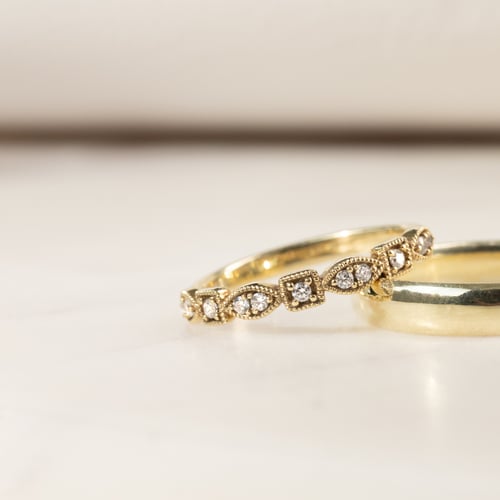 Zlatý eternity prsten s bílými diamanty Hadya