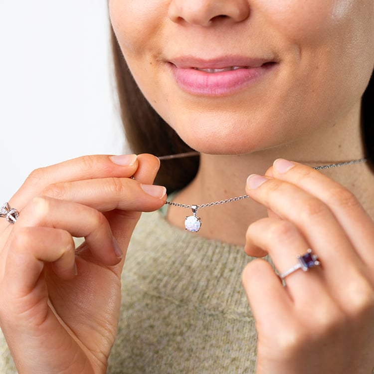 Bílý opál ve zlatém přívěsku Icy 147468