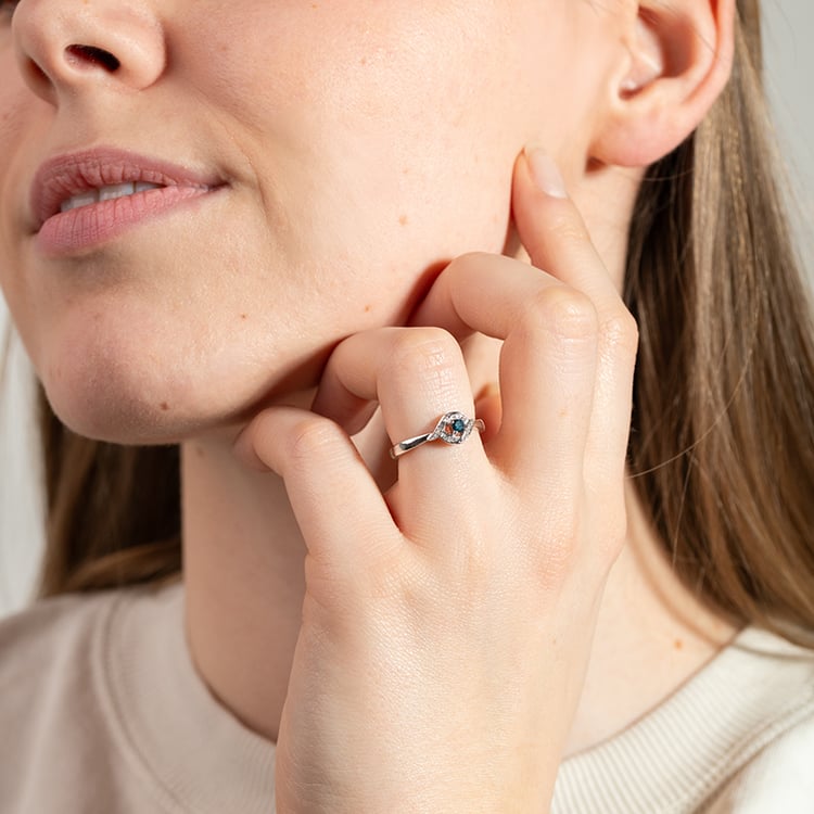 Zásnubní prsten s modrým diamantem Nurisa 150559