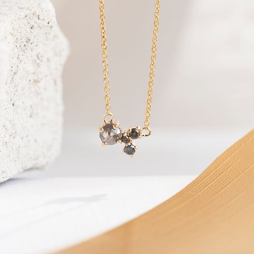 Stříbrný cluster náhrdelník se salt and pepper diamanty Millie