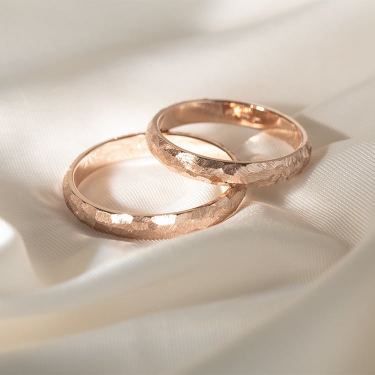 Tepané a škrábané snubní prsteny 122440