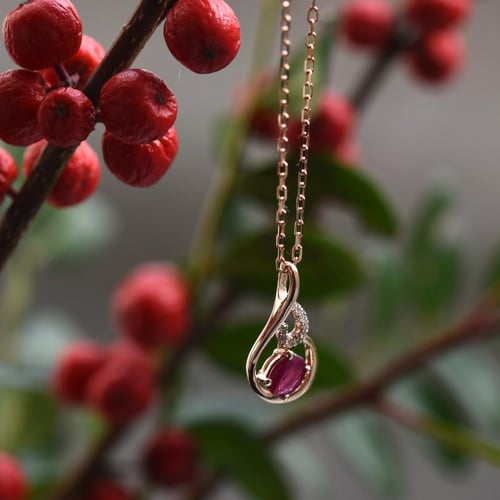 Elegantní přívěsek s rubínem a diamanty Cor