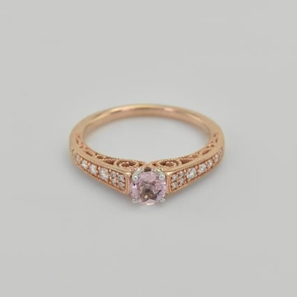 Zásnubní prsten ve stylu vintage s morganitem a diamanty Keran