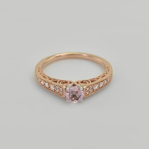 Zásnubní prsten ve stylu vintage s morganitem a diamanty Keran