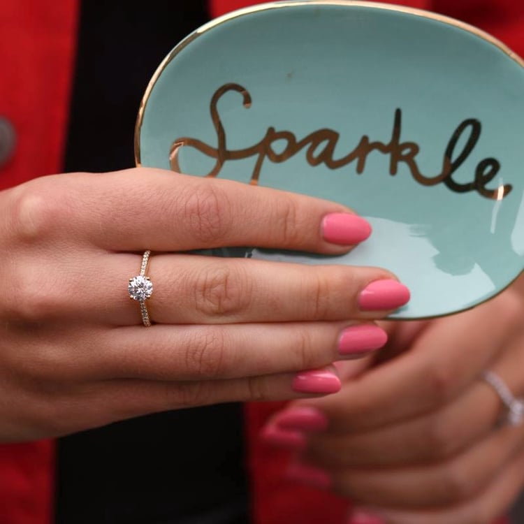 Zásnubní prsten s postranními diamanty a moissanitem ze zlata 106895