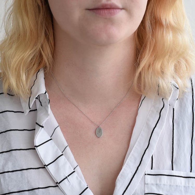 Personalizovaný stříbrný přívěsek s květinou a gravírem 88052