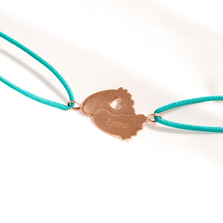 Stříbrný šňůrkový náramek s dětskými nožičkami a gravírem Amy 121083