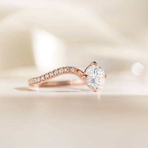 Atypický zásnubní prsten s round moissanitem a lab-grown diamanty Elise
