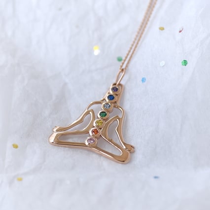 Zlatý přívěsek se zirkony v barvách čaker Joga