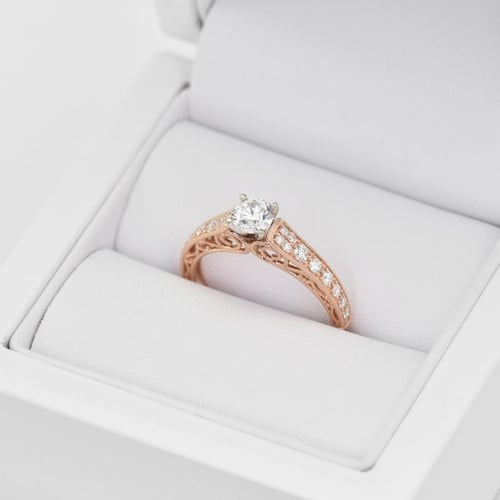 Zásnubní prsten ve stylu vintage s moissanitem a lab-grown diamanty Keran