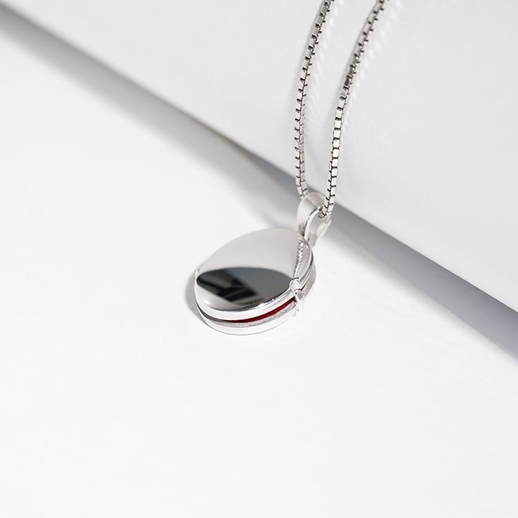 Oválný otevírací medailon ze stříbra 128985