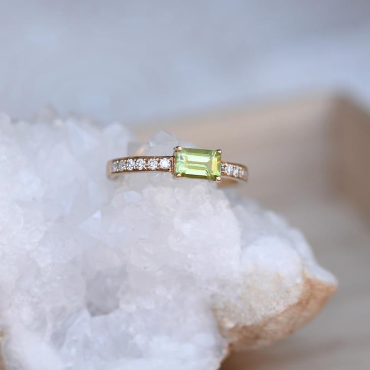 Zásnubní prsten s olivínem a moissanity 48789